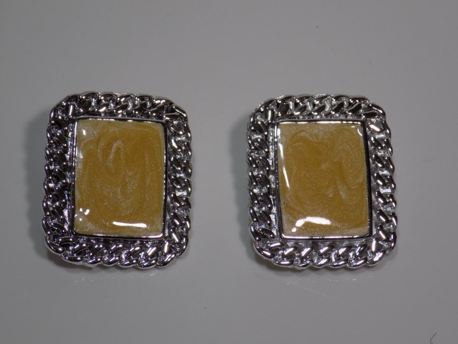 A53-VINTAGE CLIP EARRINGS~SILVER TONE WITH SWIRL LT BUTTERSCOTCH COLOR~1″