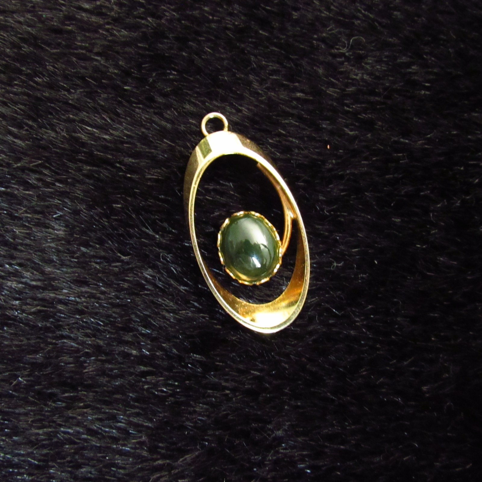Vintage gold-toned Canadian BC Nephrite Jade Cabochon Oval Swirl Pendant