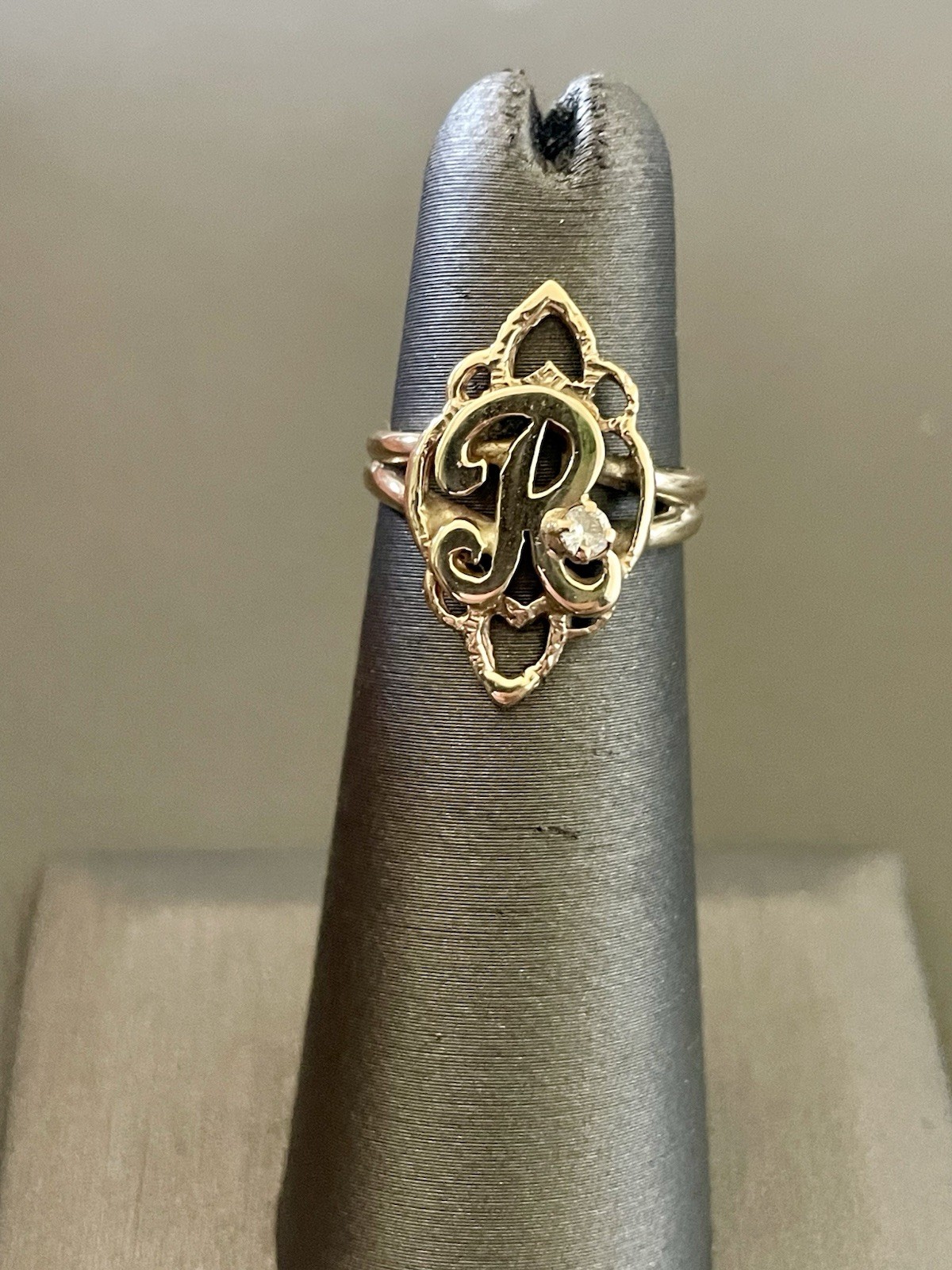 14KT Yellow Gold 0.05CTW Diamond “R” Initial Ring. Size 3.75 (BU157)