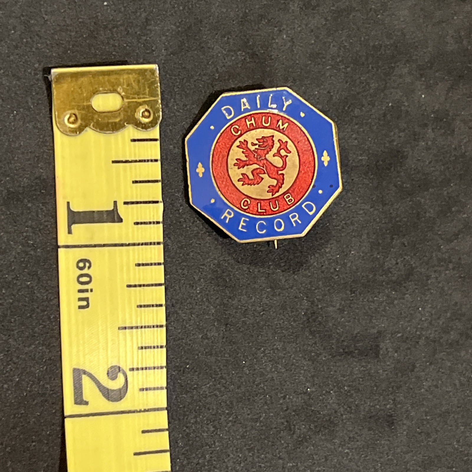 VINTAGE BLUE / RED ENAMEL SCOTTISH DAILY RECORD NEWSPAPER – CHUM CLUB PIN BADGE