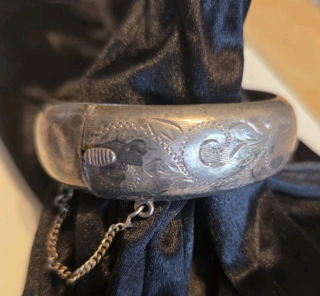 Vintage Circa 1920 Sterling Silver Hinged Bangle Bracelet w/ Safety Chain 1.02oz