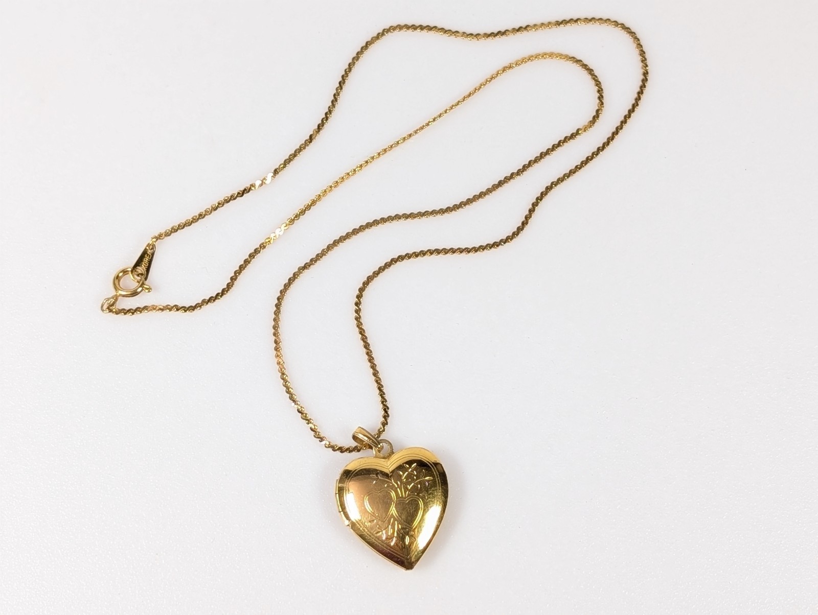 Vtg Gold Tone Double Heart Etched Locket Pendant Necklace 1980s
