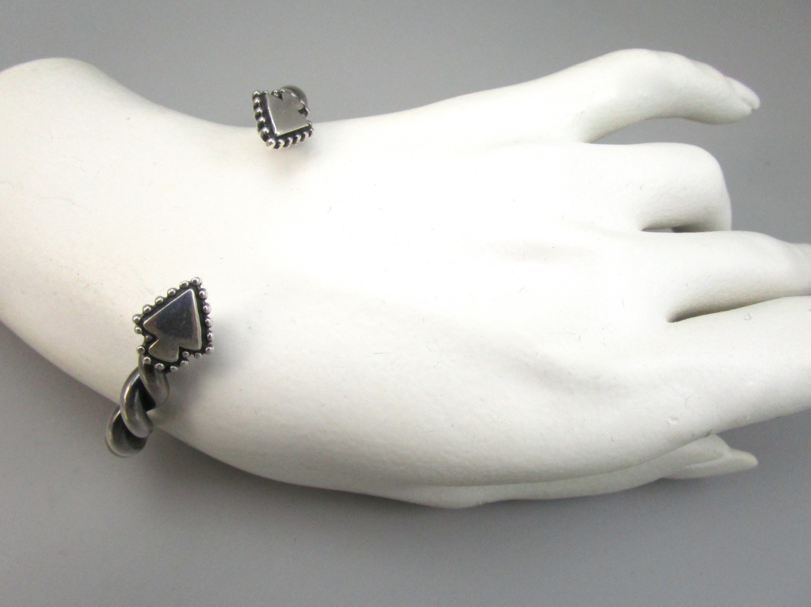 UNUSUAL DIAN MALOUF STERLING SILVER ARROWHEAD CUFF BRACELET