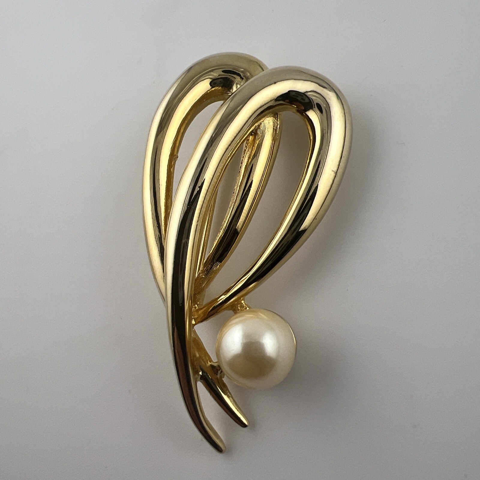 VINTAGE Richelieu faux Perl open work Brooch A-53