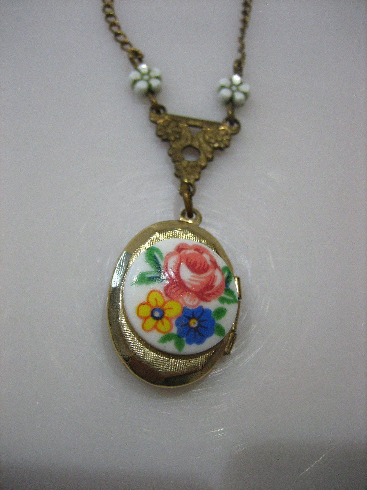 Vintage Gold Tone Floral Porcelain Photo Locket Pendant Chain Necklace