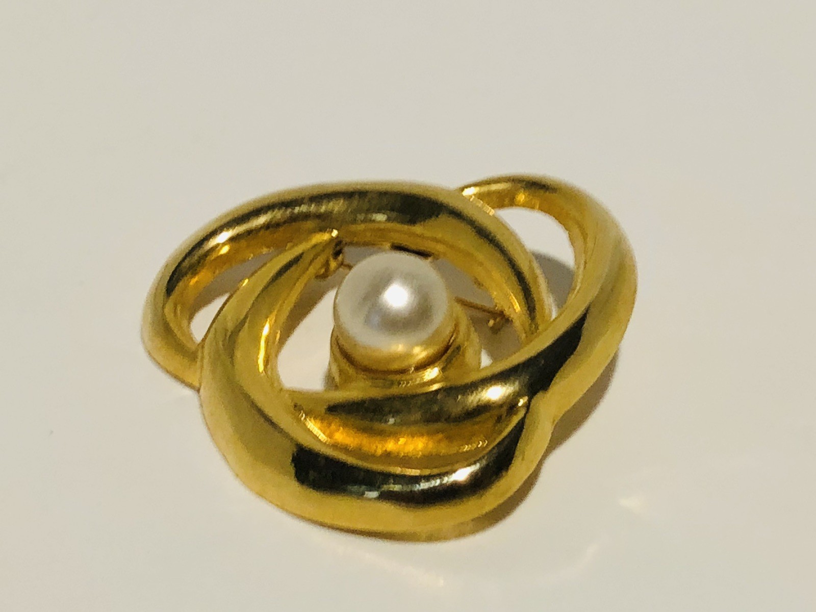 Vintage geometric Goldtone brooch 1 1/2 inches