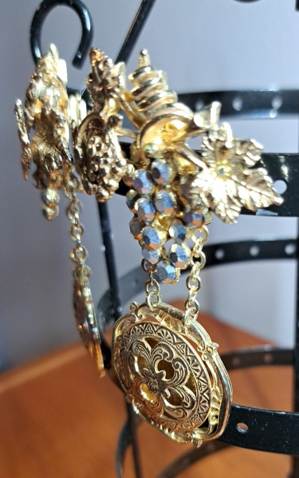 Vtg Kirk’s Folly Grape Clusters Clip Earrings Goldtone Crystals Dangle Medallion