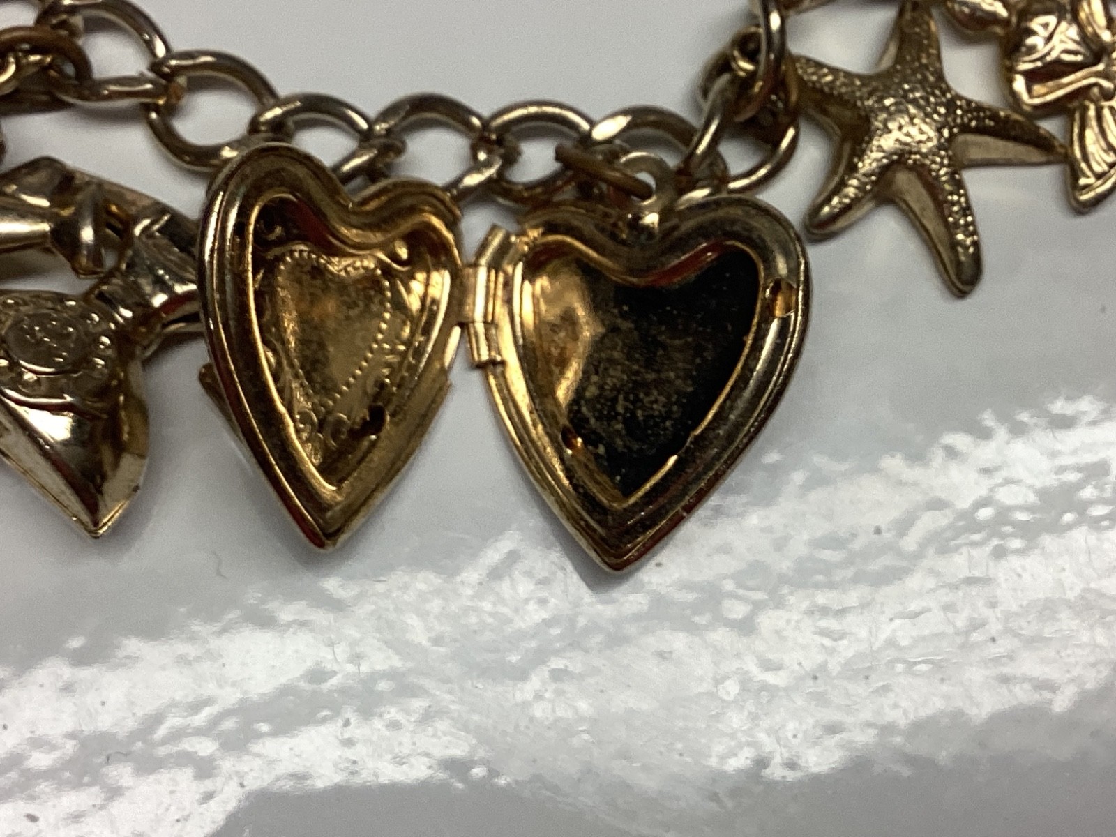 Vintage Goldtone Charm Bracelet 15 Charms 7 inch chain