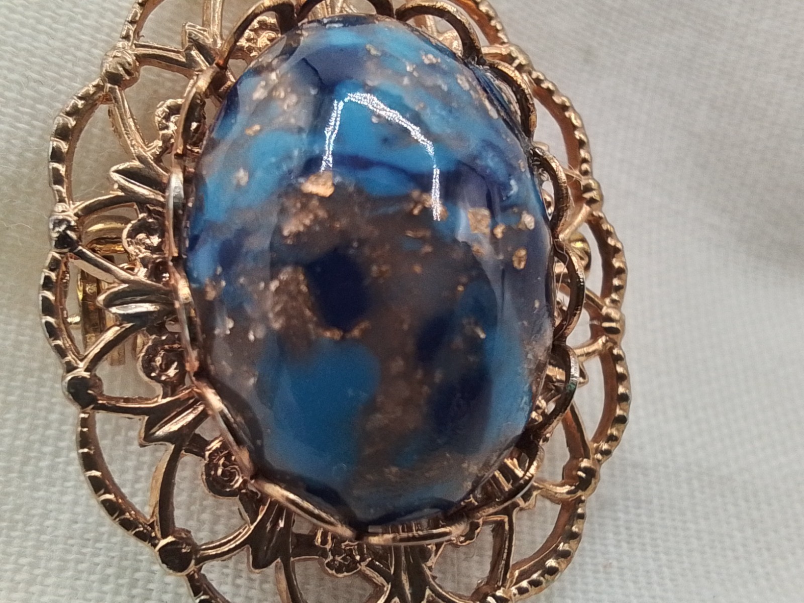 BLUE & GOLD FOIL ART GLASS CABOCHON SET IN FILIGREE FRAME VINTAGE ESTATE PIECE