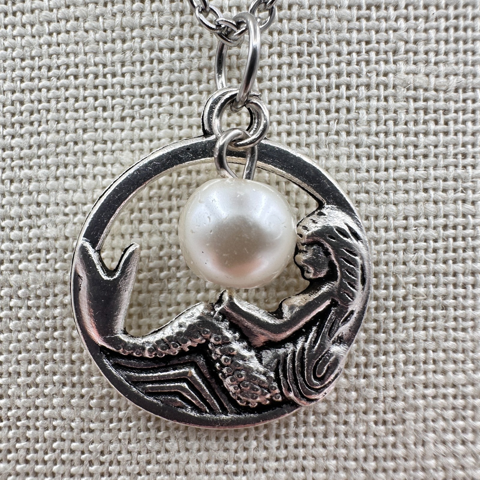 Vintage 90s Silver Tone Mermaid Circle Pendant Necklace Faux Pearl Charm Jewelry