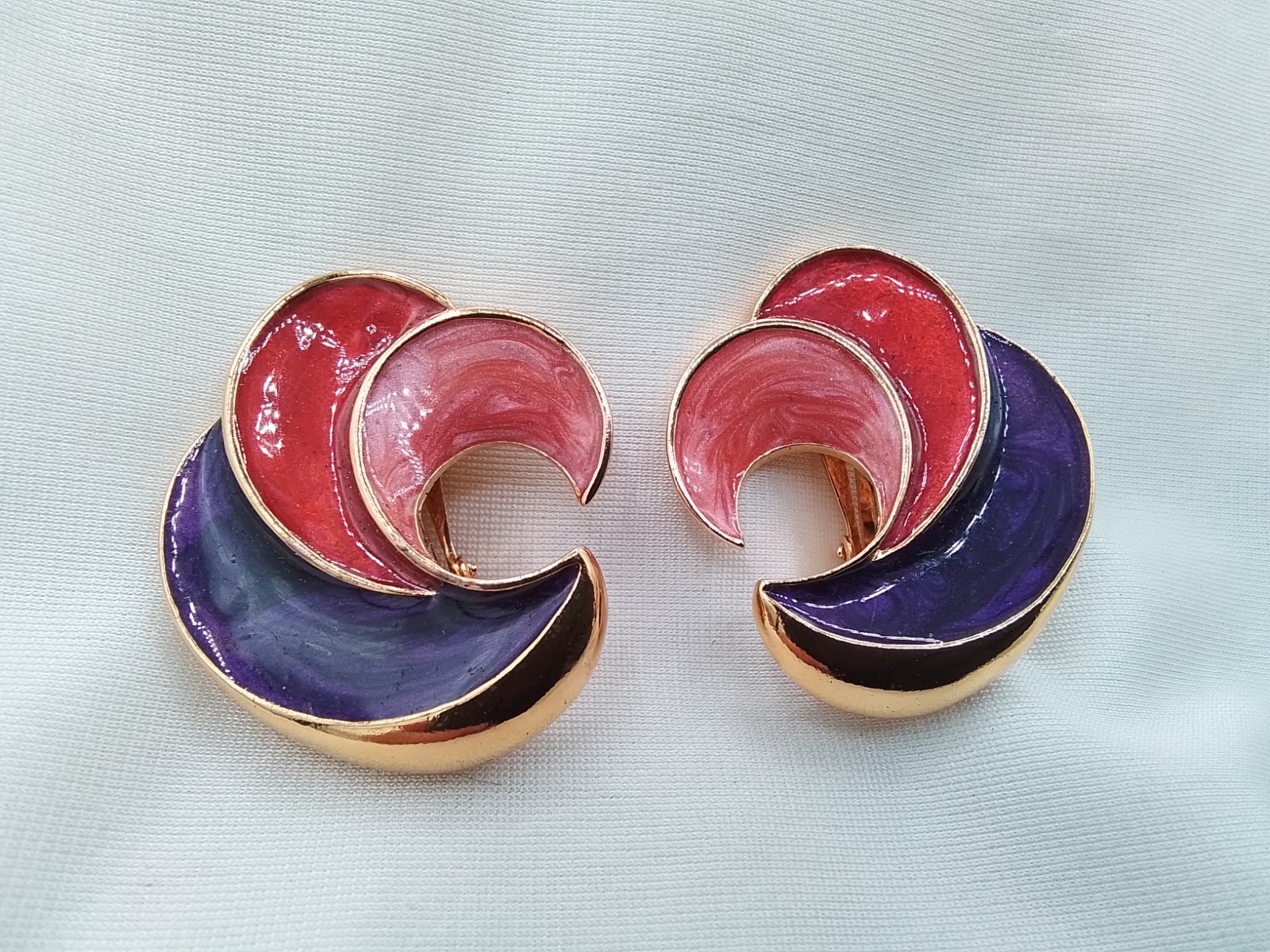1.75″ PURPLE PINK RED ENAMEL INLAY GOLDTONE VINTAGE ESTATE CLIP-ON EARRINGS