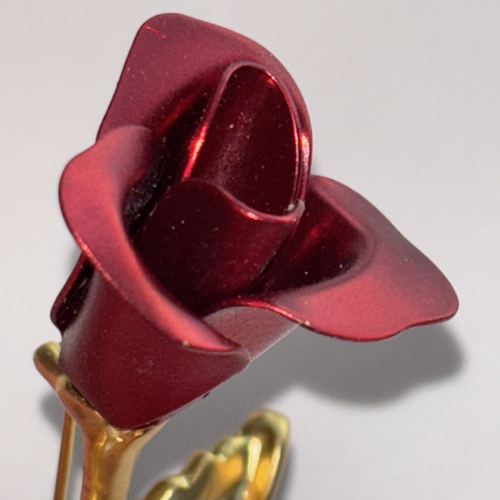 Vintage Rose Brooch Pin 3D Gold Tone Lucite Crystal Stem 2.5” Signed Stunning✨