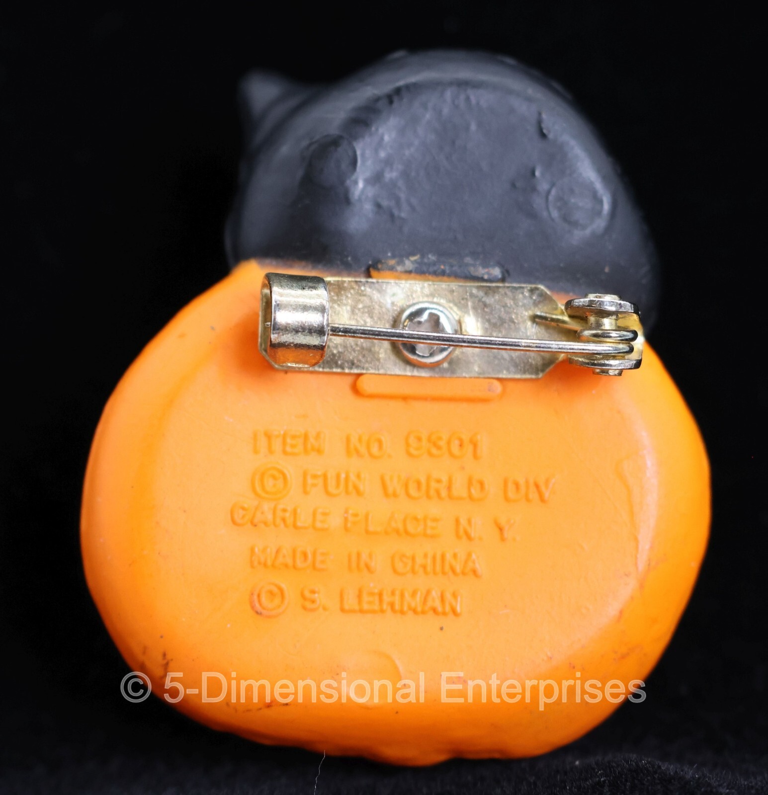 Vintage Halloween Brooch / Pin of a Black Cat on a Pumpkin – Fun World