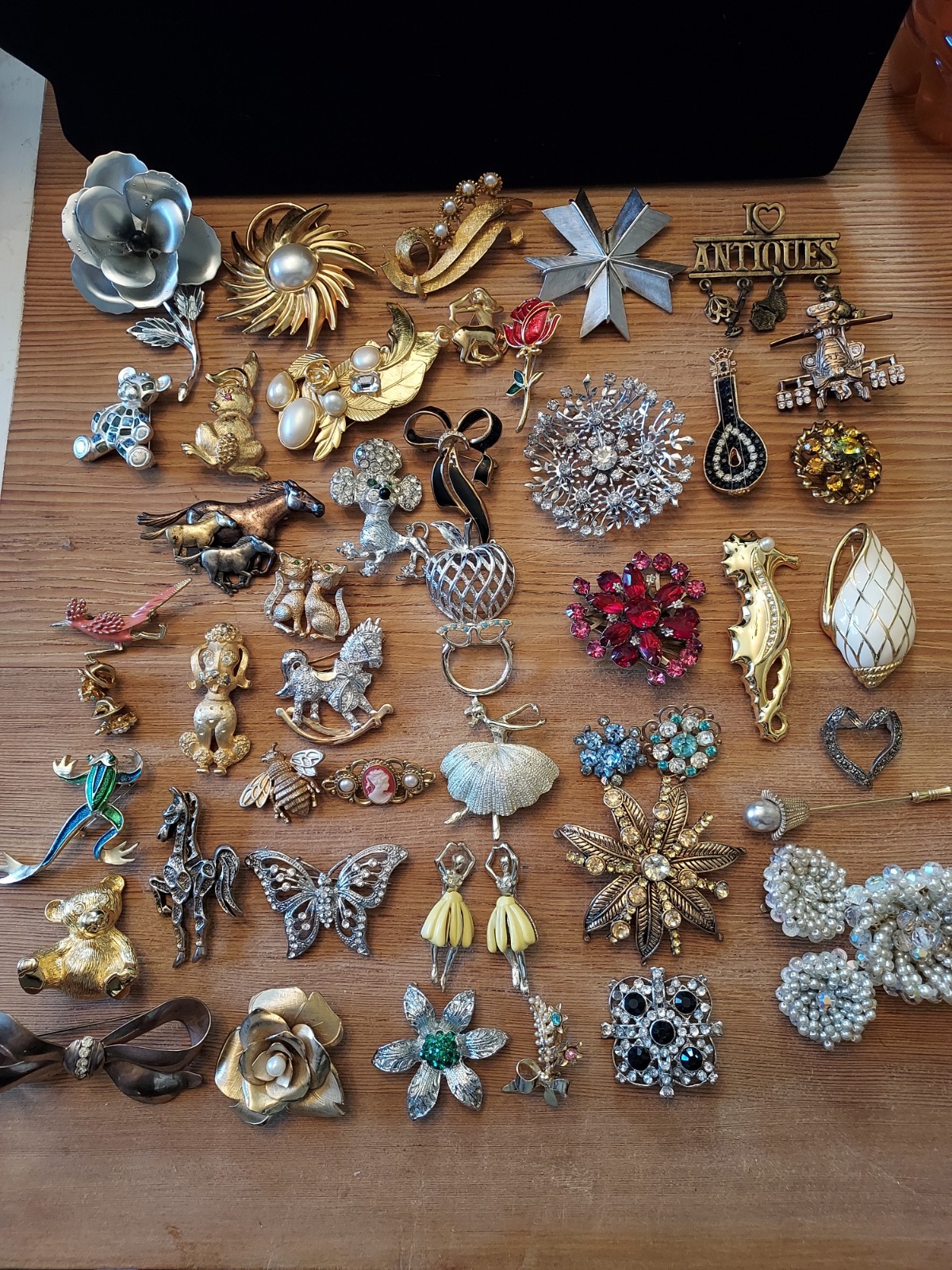 Huge Lot Of Vintage Booch/ Pins Trifari Lisner Roman Jj Avon Gerrys Rafaelian