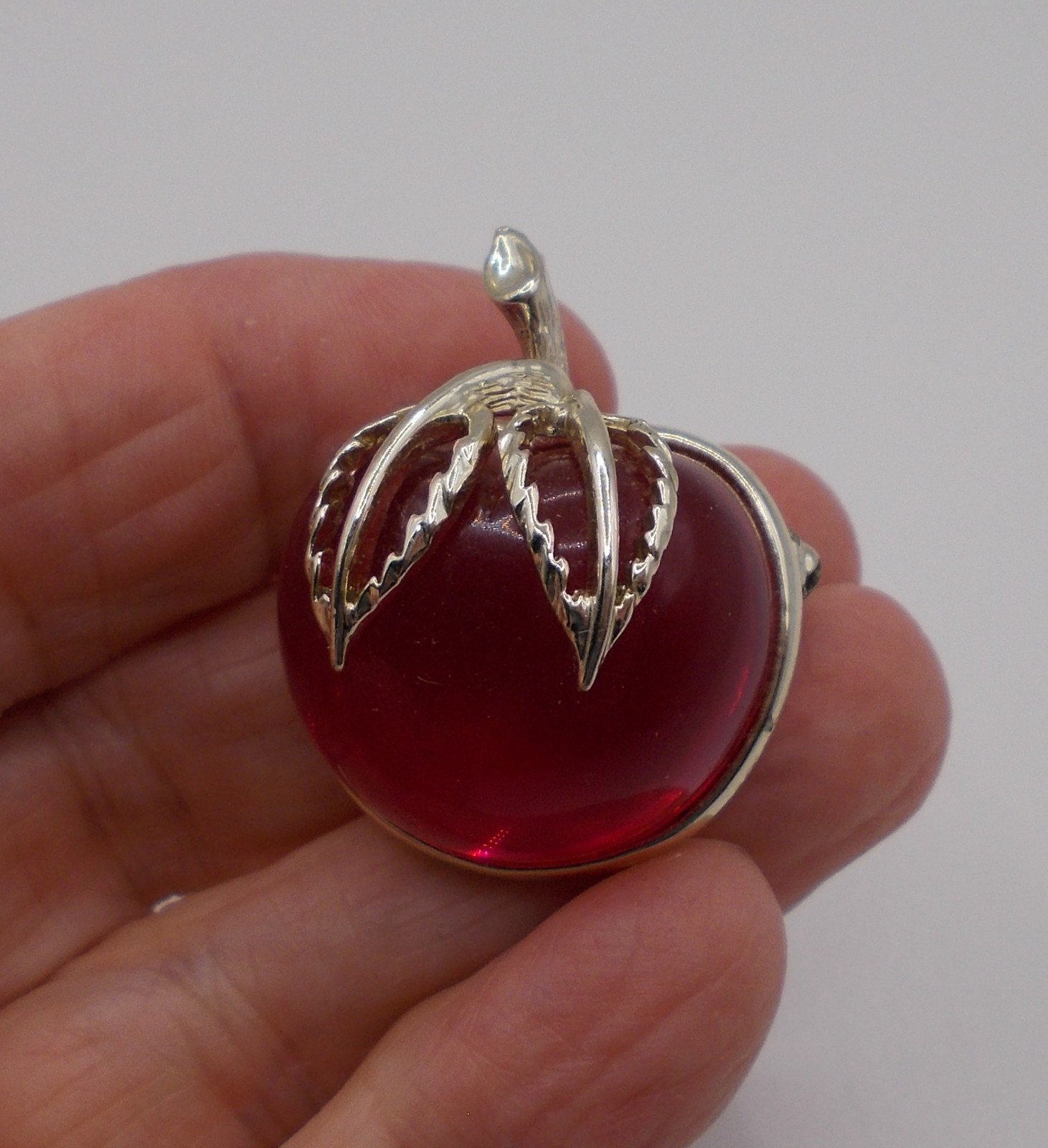 Vintage Sarah Coventry Jelly Belly Lucite Red Fuchsia Goldtone Apple Pin Brooch