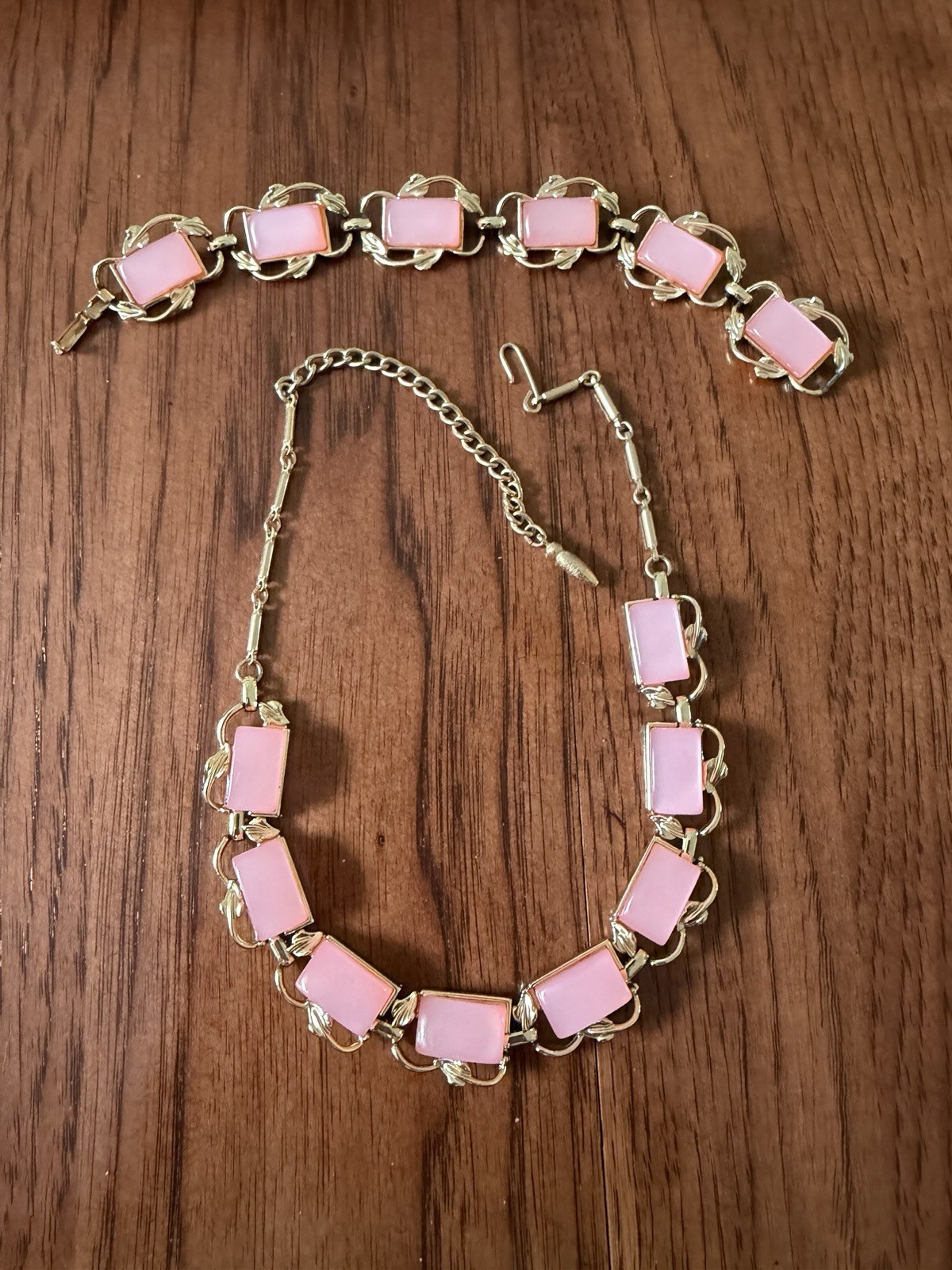 VTG 1950 SIGN CORO SET NECKLACE 17”BRACELET 7’ GOLD TONE THERMOSET PINK MOONGLOW