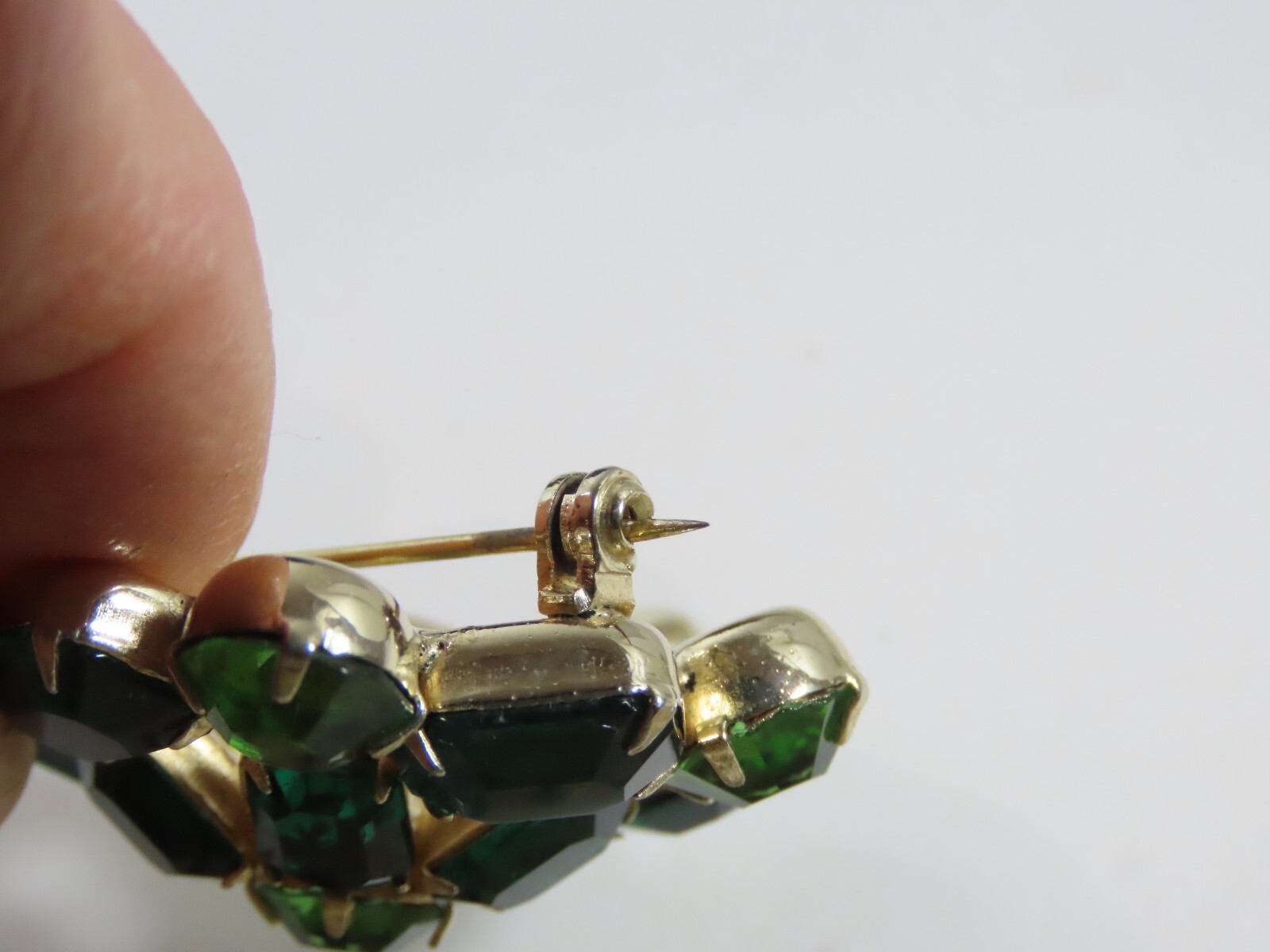 Rhinestone Brooch Vintage Light Dark Green Gold Tone Prong Stunning D1542