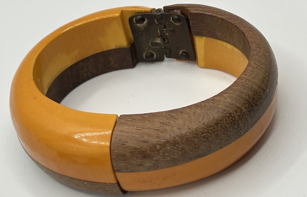 VTG Hinged 1930’s- 1950’s Wooden Clamper Bracelet & Bakelite Screw Back Earrings