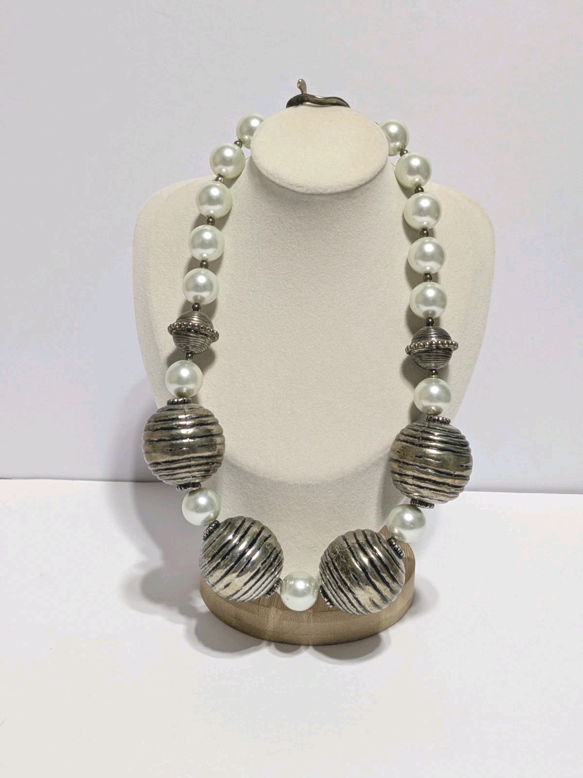 Vintage Chunky Silver Tone Etched Metal & White Glass Round Beaded Necklace 18″