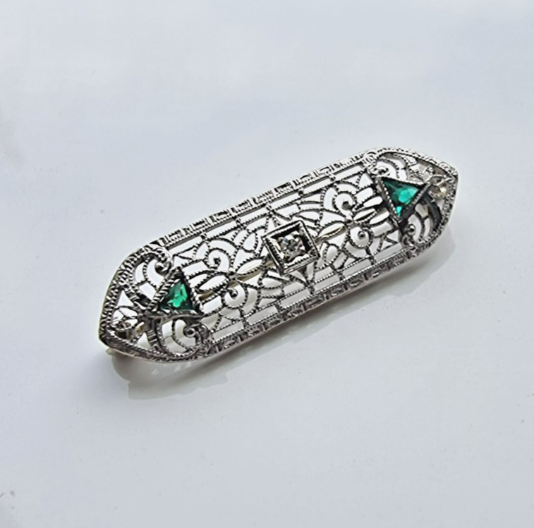 14K WHITE GOLD DIAMOND AND TRILLION EMERALD FILIGREE ART DECO BROOCH 2.1 gram