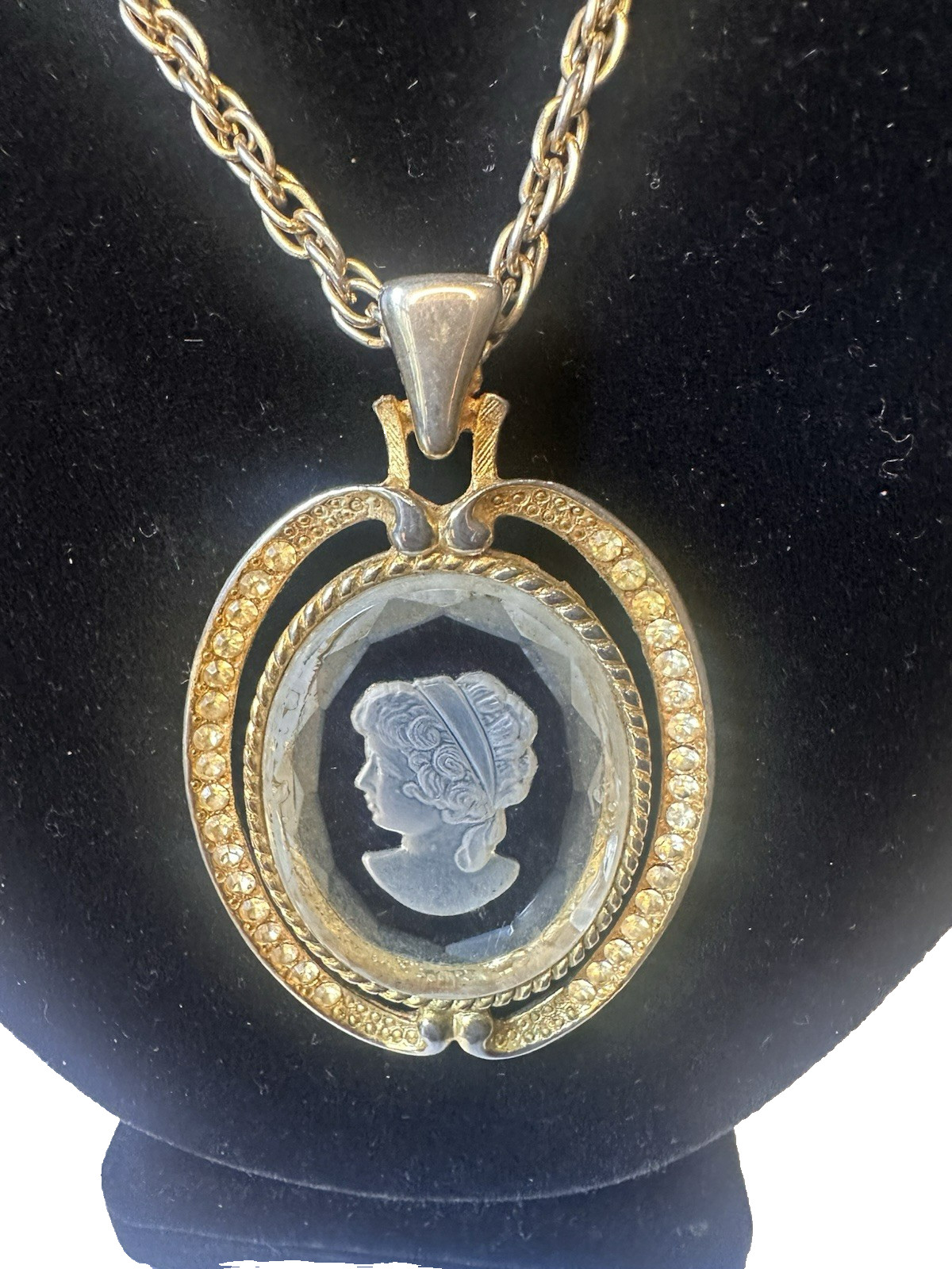 Vintage Clear Acrylic Cameo Woman Faceted Crystal Gold Tone Pendant Necklace 24″