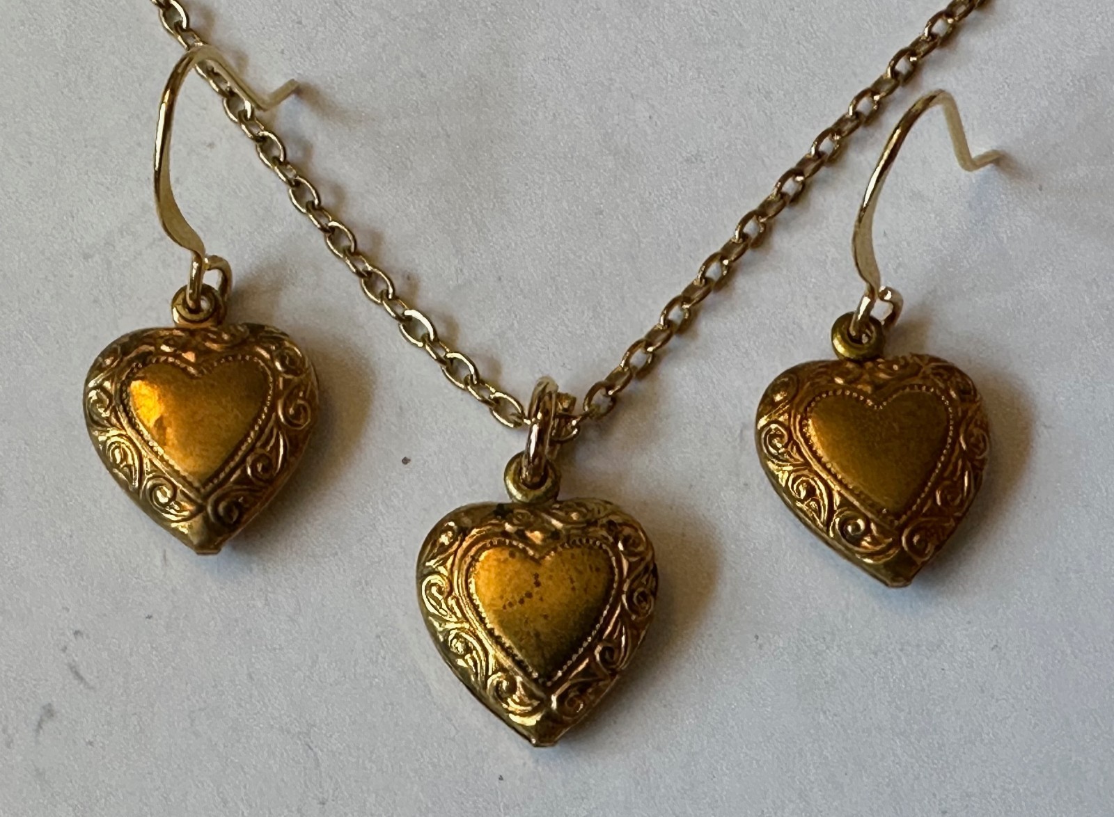 VINTAGE JEWELRY SET HEART PUFF HEART EARRING 1/2 OF 1″ & PENDANT NECKLACE 18″ GP
