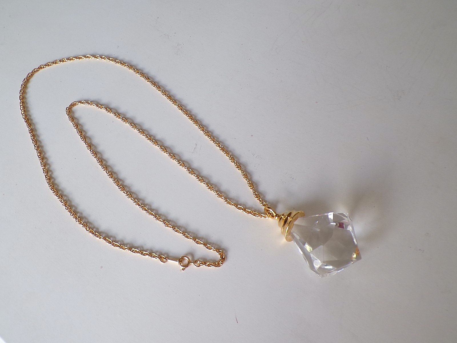 Vintage Gold Tone Clear Lucite Acrylic Faux Diamond Crystal Pendant Necklace 28″