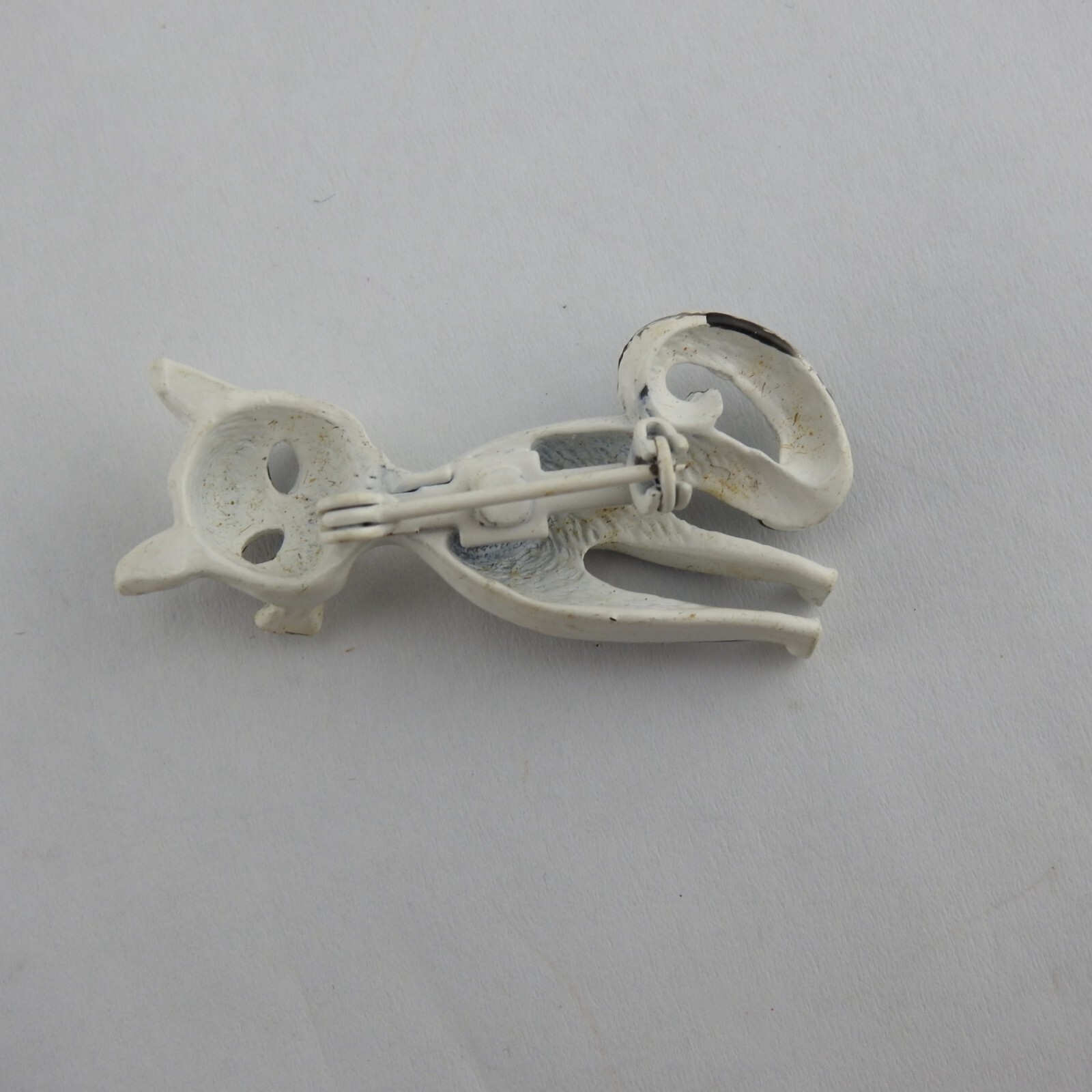 Vintage Cat Pin White & Black Painted Metal Un Marked 2″ Tall