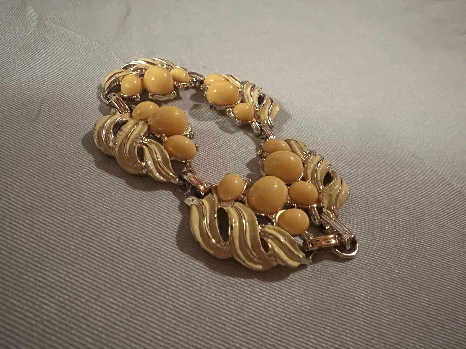 Vintage 1950s Gold-Tone and Butter Yellow Thermoset Lucite Leaf Link Bracelet