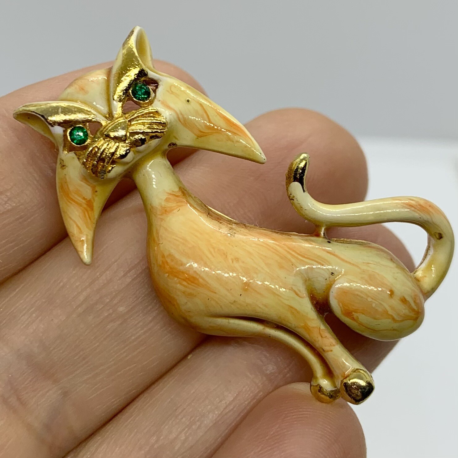 VTG LINDA GAL ORANGE CREAM ENAMEL CAT BROOCH GOLD TONE GREEN CRYSTAL EYES