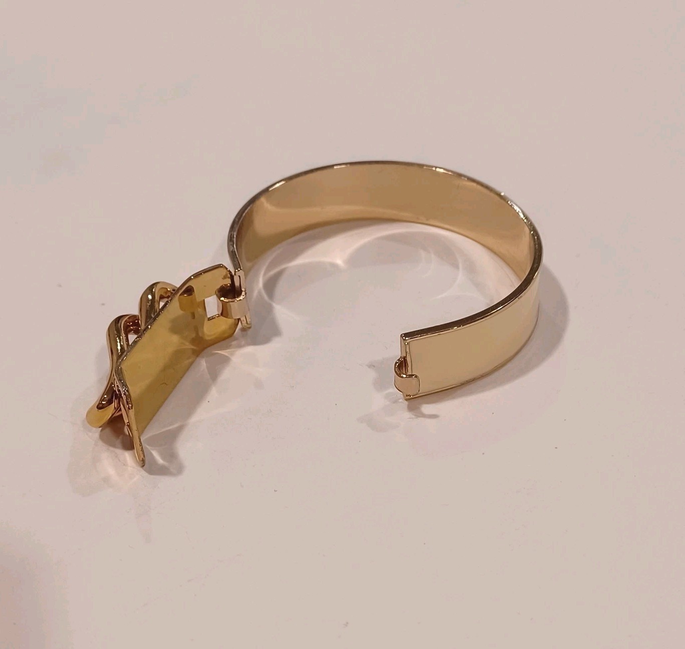 Vintage Gold Tone And Ivory Enamel Chunky Bangle Bracelet 1/2″ Thick Opens