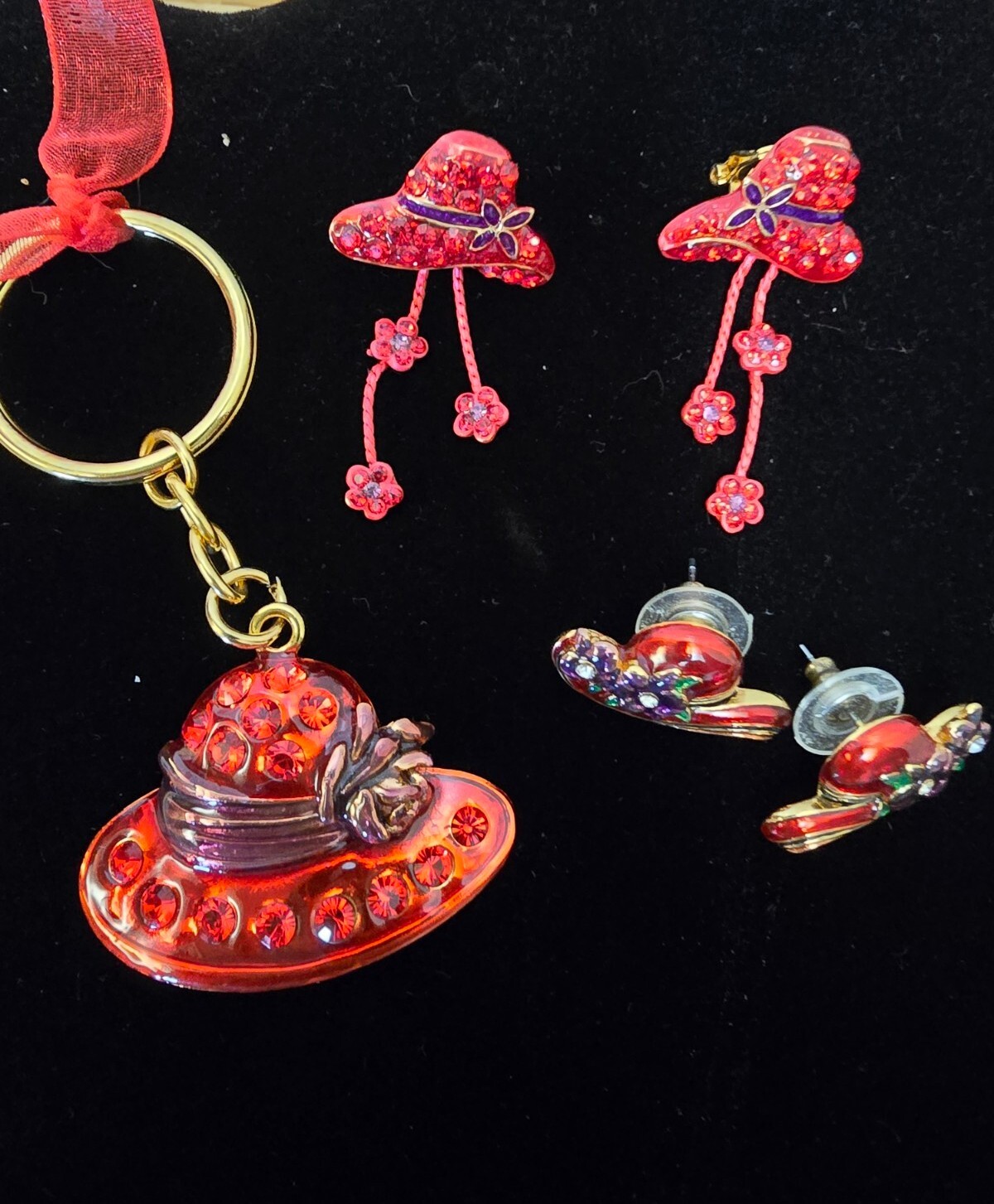 Red Hat society 3Pc Jewelry Key Chain 2 Pair Earrings Vintage