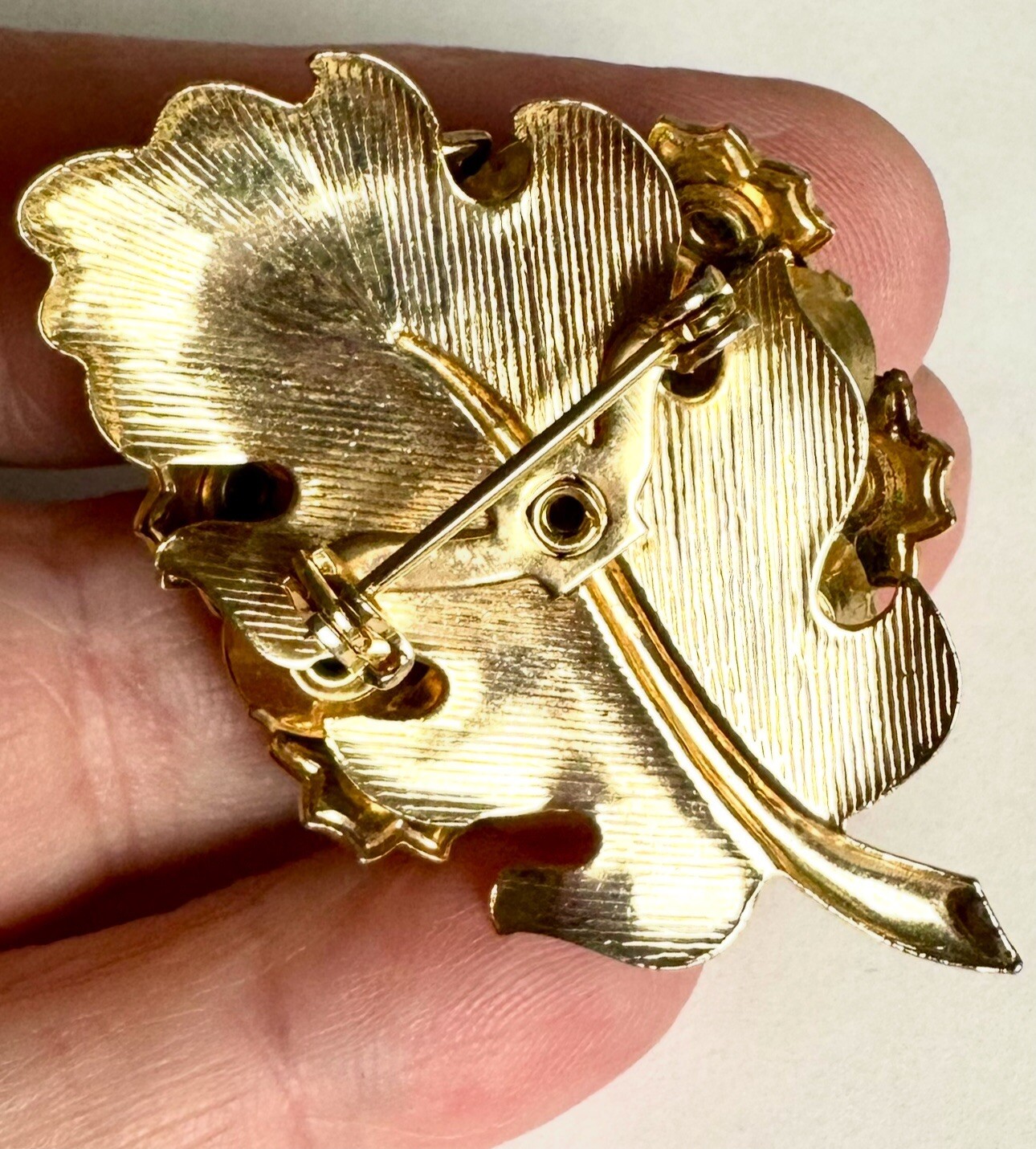 VTG Green Rhinestone Flower Leaves Vivid Pretty Rhinestones Gold Tone Brooch