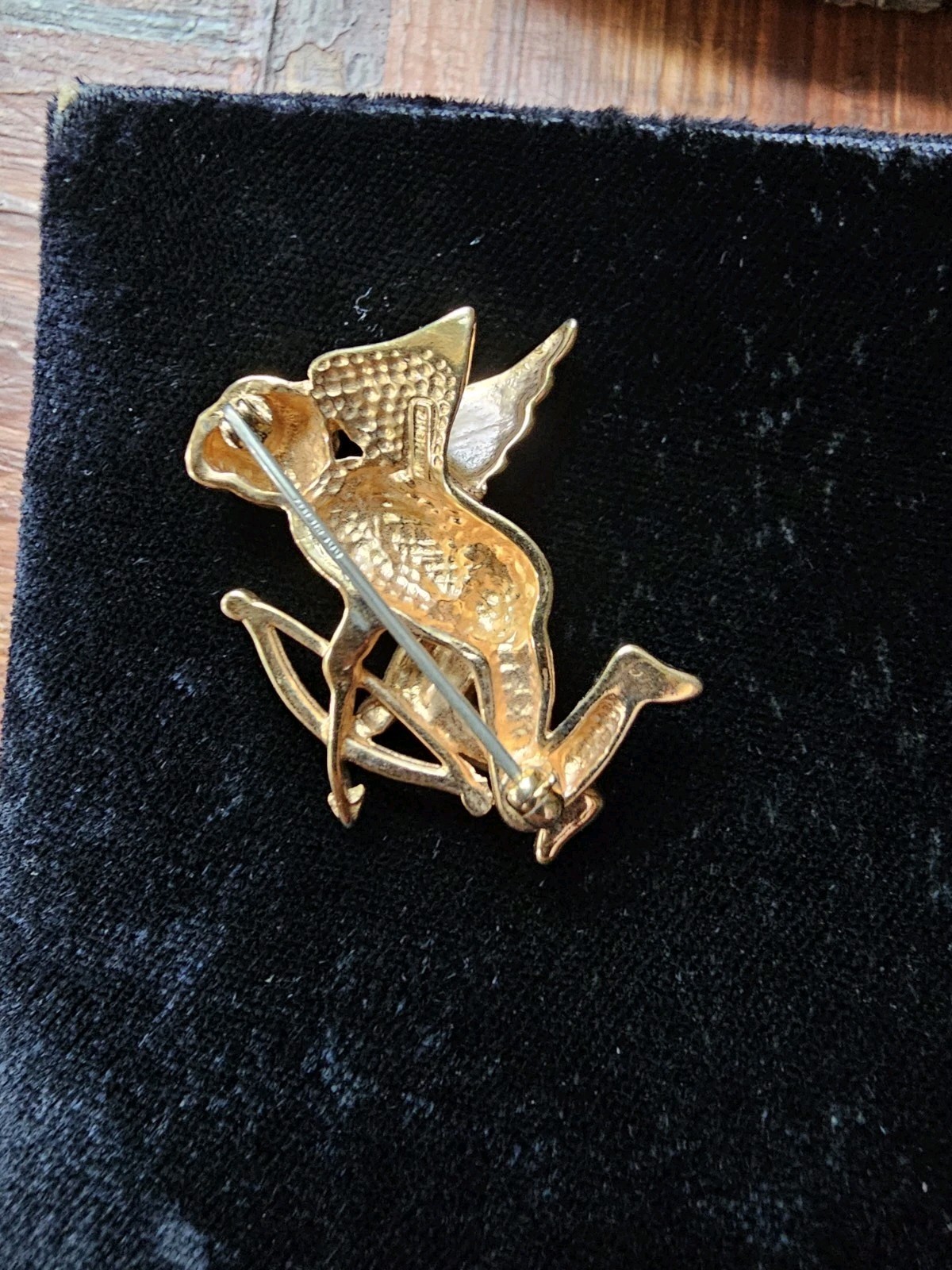Krementz Cupid Brooch Gold Tone Cherub Wings Flying Dart Bow Signed Vtg 1.25″