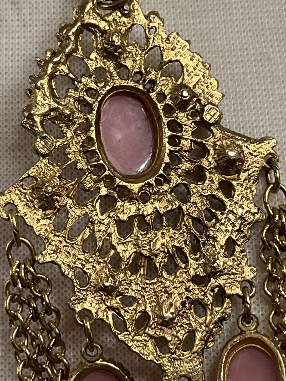 Vintage Pink Gripoix Glass Cabochon Dangle Drop Ornate Pendant Necklace Gold