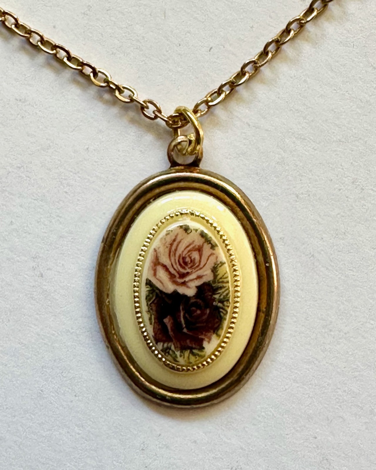 Vintage oval pendant 1″ brass w pink flower necklace 20″ gold plated