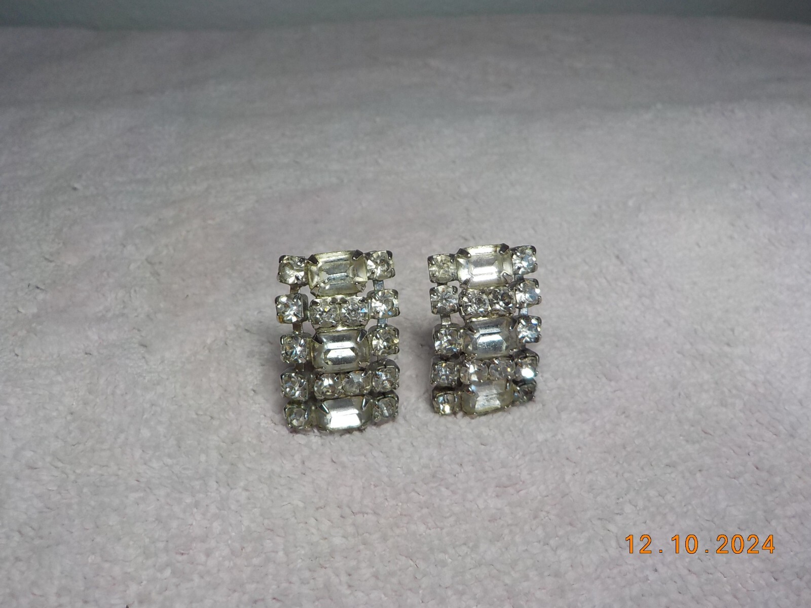 VINTAGE CLEAR RHINESTONE CLUSTER CLIP-ON EARRINGS W/EMERALD/ROUND CUT STONES
