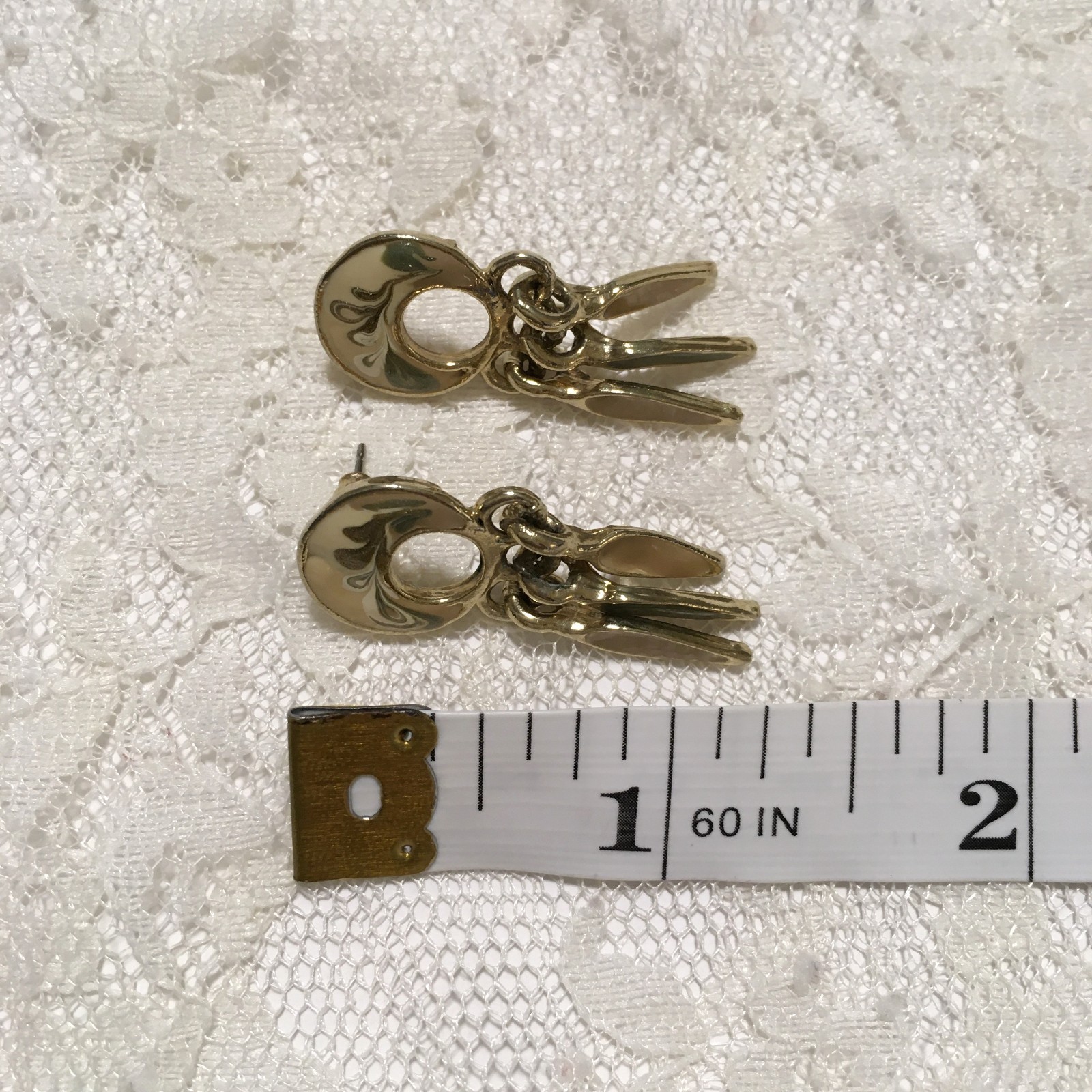Vintage Dainty Dream Catcher Style EArrings Enamel Gold Tone Beige Green elegant