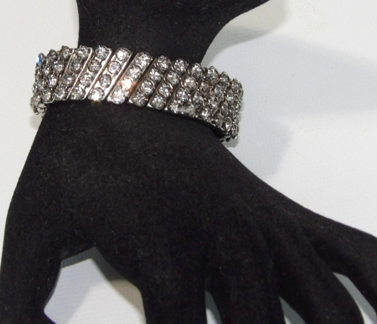 Vintage Mechanical Expanding Rhinestone Sweetheart Bracelet USA Fits 5″ to 6.75″