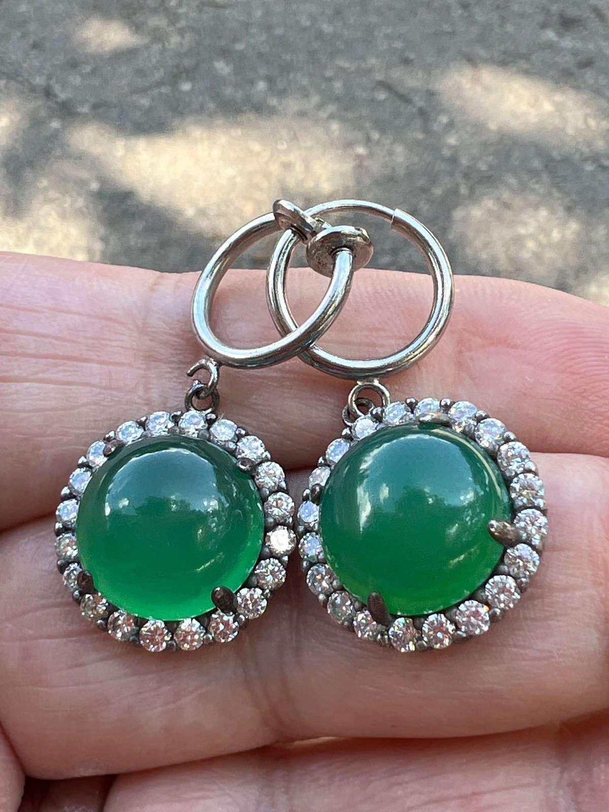 VINTAGE VIVID GREEN CABOCHON STONES DROP DANGLE SILVER TONE HOOP EARRINGS