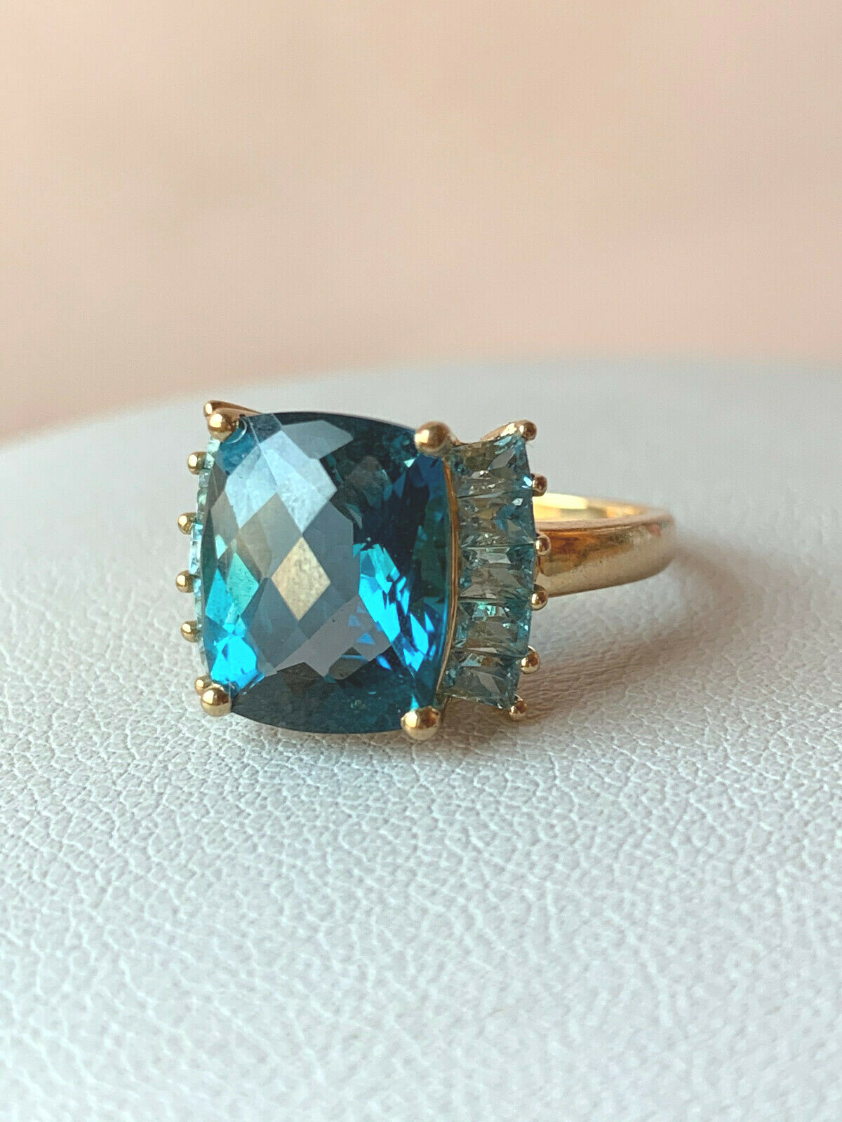 VINTAGE 14K GOLD FACETED DEEP TEAL LONDON BLUE AND LIGHT SWISS BLUE TOPAZ RING