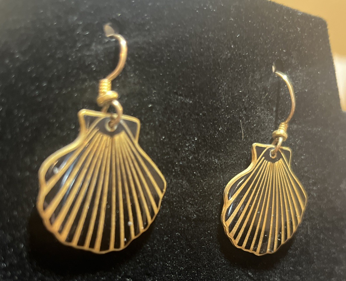 Laurel Burch scallop Clam shell gold and black dangle earrings 80’s Jewelry Vtg