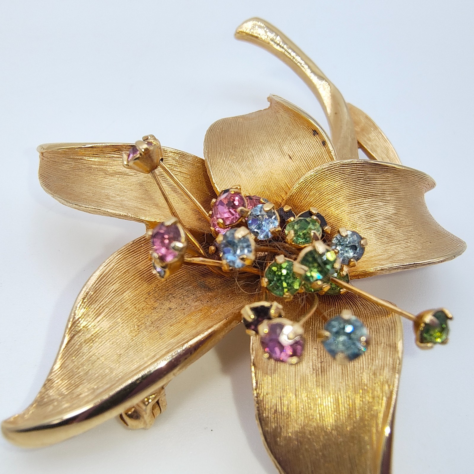 Vintage Calla Lily Brooch Brushed Gold Tone Multicolor Rhinestone Pistil Flower