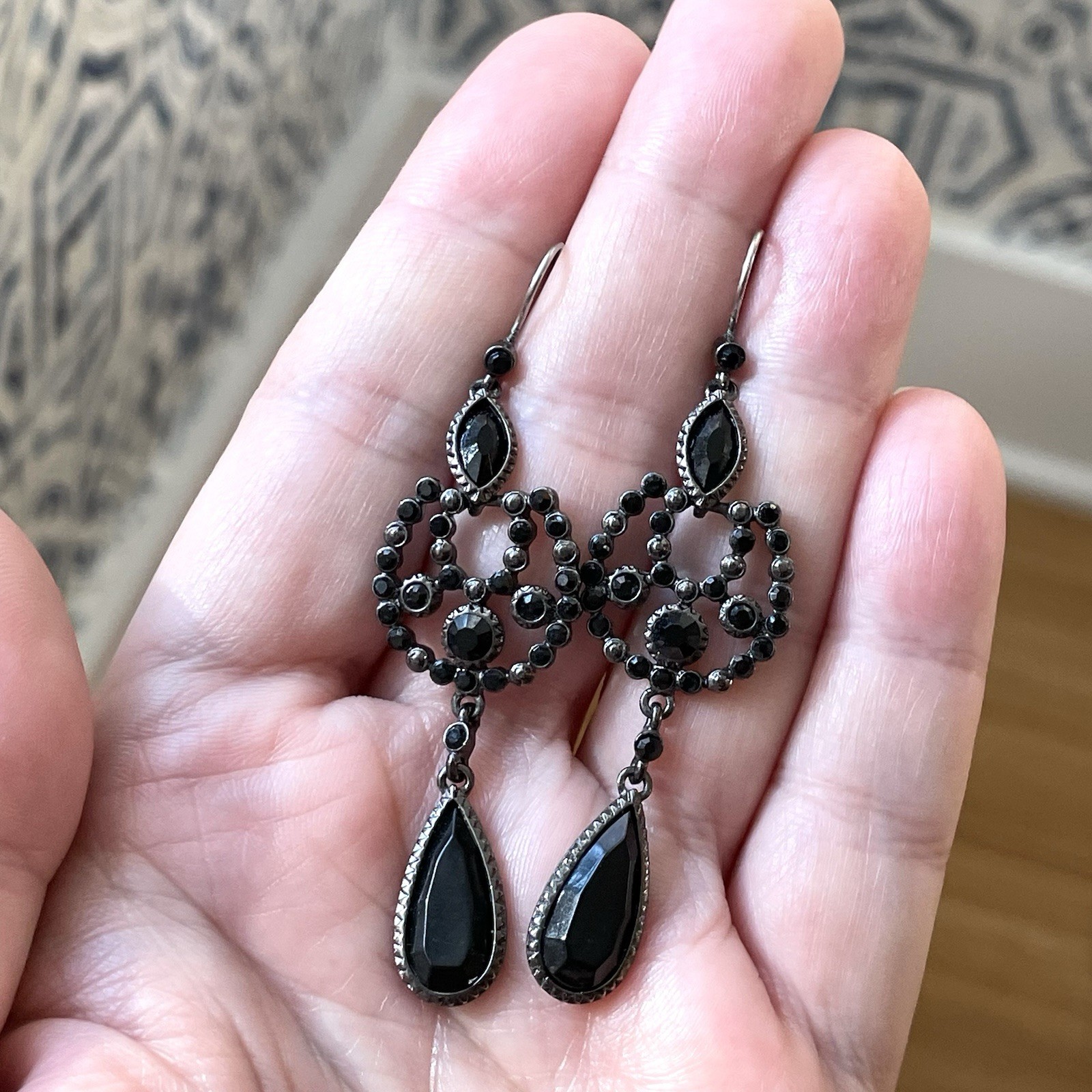 Vintage silvertone & black faceted plastic/acrylic stone dangle earrings goth