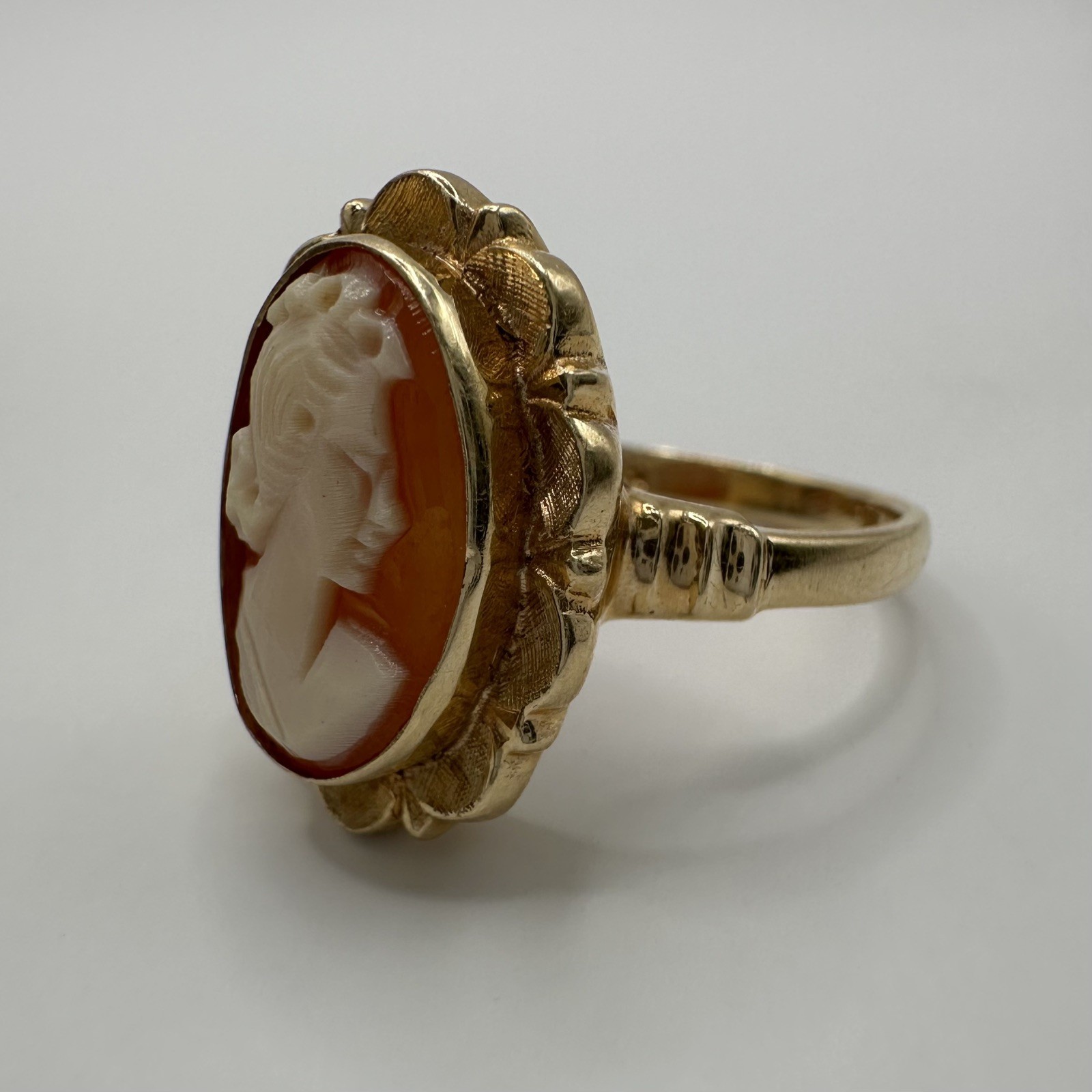 Vintage 14k Yellow Gold Carved Shell Oval Portrait Lady Cameo Ring ~ Size 6