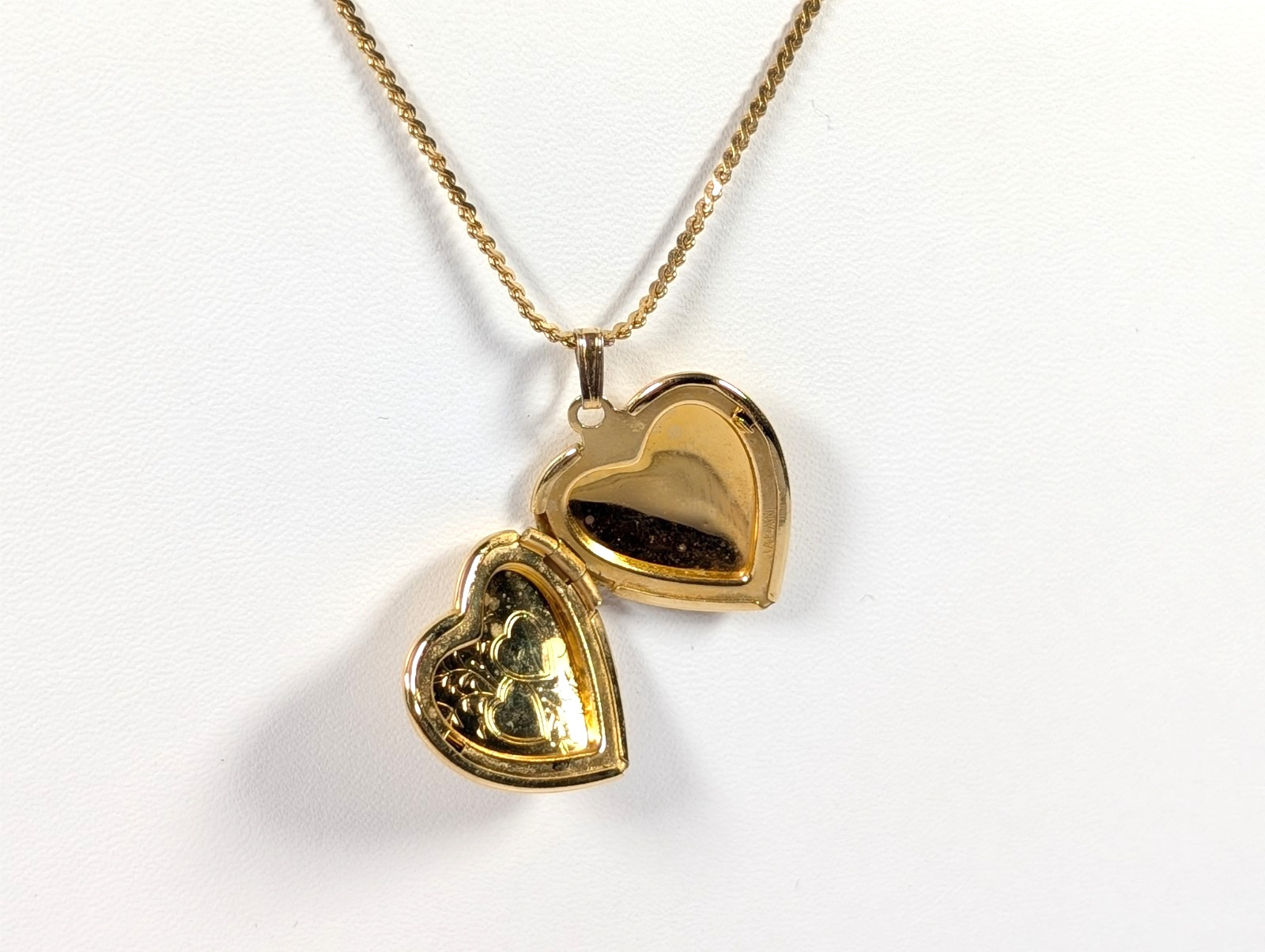Vtg Gold Tone Double Heart Etched Locket Pendant Necklace 1980s