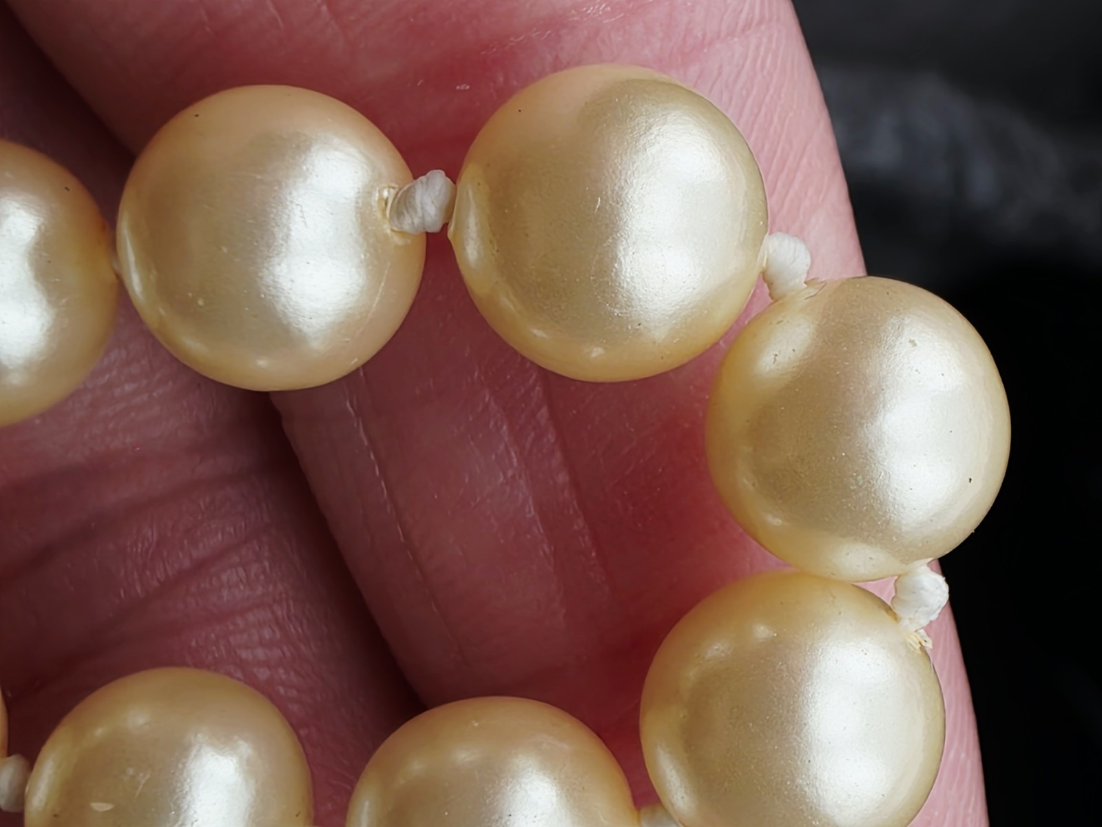 Vintage Hand Knotted Cream Glass Pearl Necklace Gold Tone Screw Barrel Clasp 17½