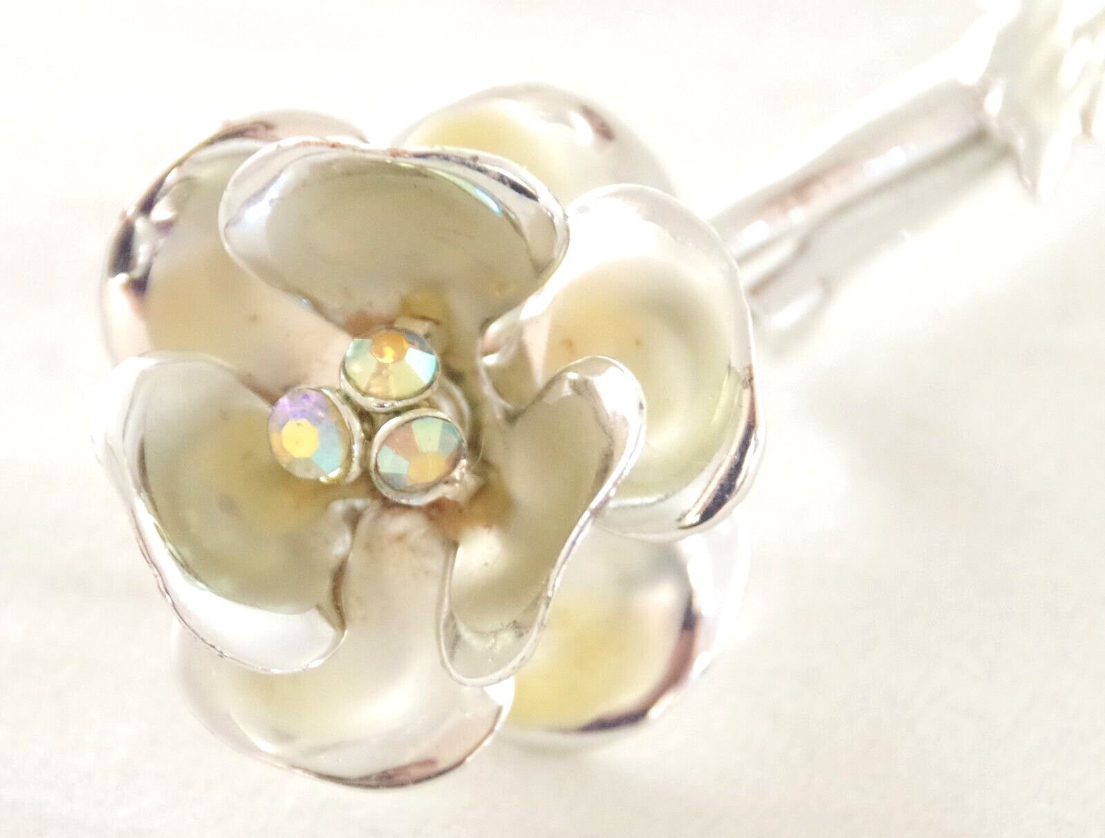 Minty! 4.25″ VTG 1960’s AB RHINESTONE LONG STEM FLOWER SILVER/ GOLD BROOCH/ PIN