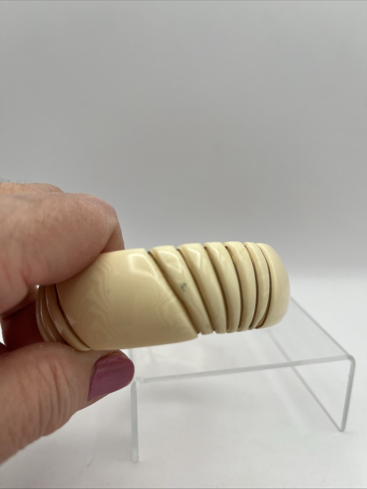 Vtg Carved Resin or Horn Ribbed Bangle Bracelet Ivory in Color with Gold Wire