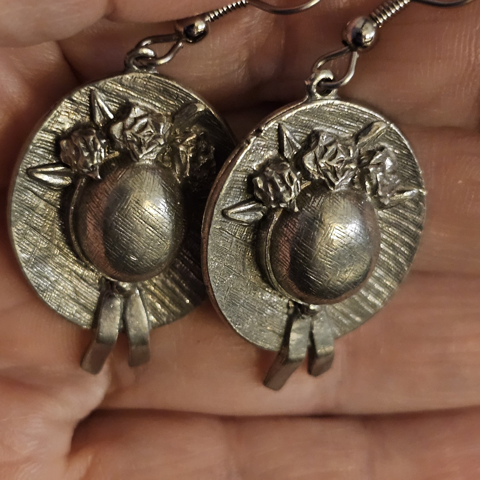 Vintage 1980 CLIFT STRAW HAT w/ FLOWERS PEWTER DANGLE PIERCED EARRINGS Beautiful